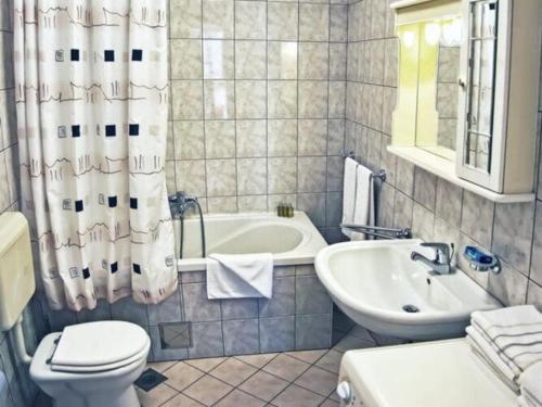 Apartments Sipa - Comfort Two Bedroom Apartment with Balcony and Sea View Apartman B