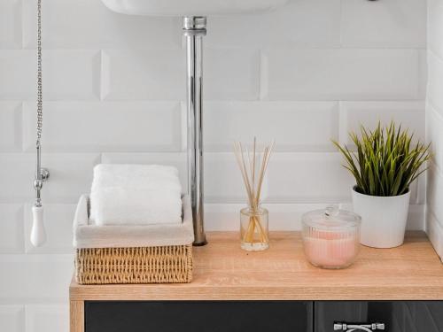 克利斯Villa Manda Korina - Three-Bedroom Villa with Private Pool的浴室配有木质柜台、毛巾和植物