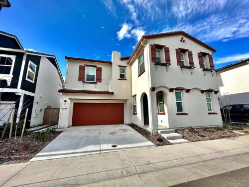 una casa blanca con garaje en una calle en Charming and Modern 3-Bedroom Home in Rocklin, en Rocklin