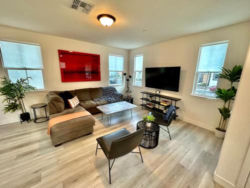 Una televisión o centro de entretenimiento en Charming and Modern 3-Bedroom Home in Rocklin