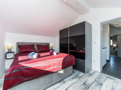 Un dormitorio con una cama grande con una manta roja. en Villa Camellia - Two Bedroom Villa with swimming pool, en Obrovac
