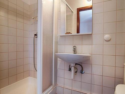 Ένα μπάνιο στο Apartments Malo Lago - One-Bedroom Apartment with Balcony and Sea View - 2nd floor Apartment 6