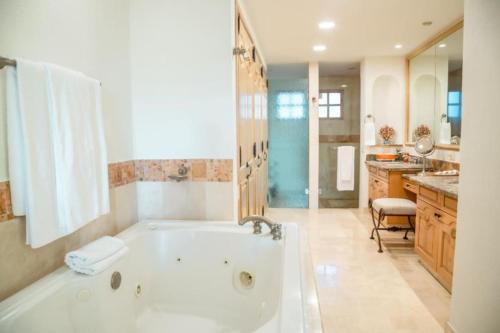 un ampio bagno con vasca e lavandino di Beachfront, Premium Ocean View, 5 Star, VLE 1604 a Cabo San Lucas