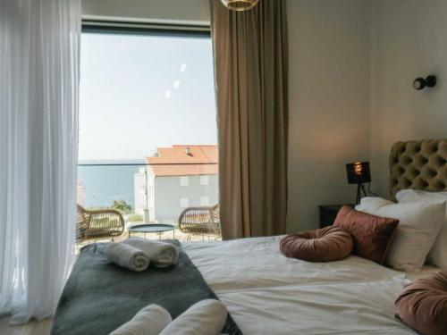 una camera da letto con un letto con vista sull'oceano di Villa La Ze - Three Bedroom Villa with Swimming Pool a Rogoznica (Rogosnizza)