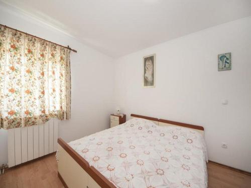 una camera da letto con un letto e una finestra di Bertie's Lodge - Comfort One Bedroom Apartment with Balcony and Sea View A3 a Smokvica
