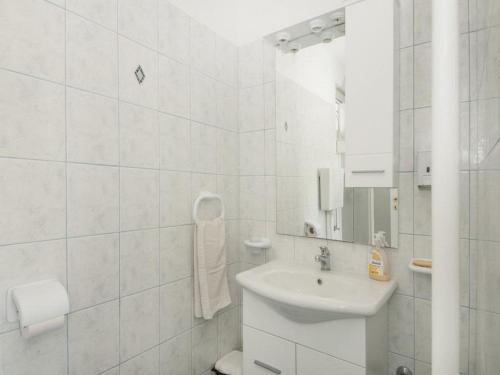 un bagno bianco con lavandino e specchio di Bertie's Lodge - Comfort One Bedroom Apartment with Balcony and Sea View A3 a Smokvica