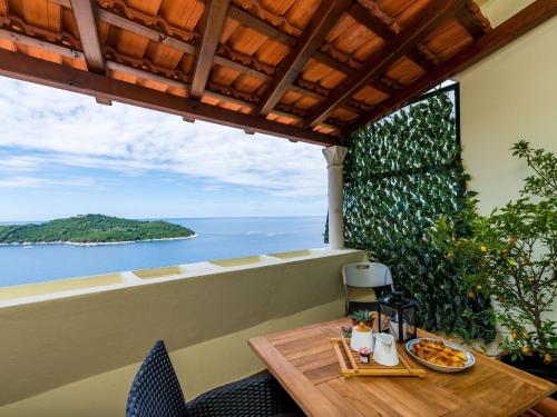 Apartment Reale - One Bedroom Apartment with Balcony and Sea View