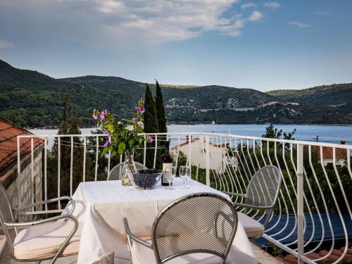 Apartments & Room Eva Slano - One Bedroom Apartment with Terrace and Sea View Srednji