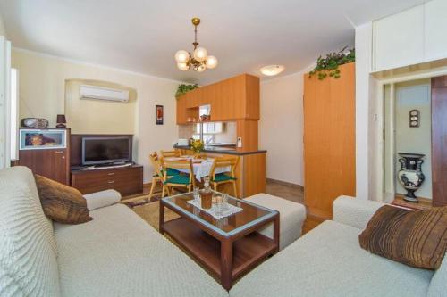 Apartment Maru - Two Bedroom Apartment with City View A4