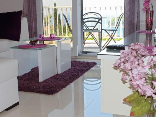 Apartment Siesta - Two-Bedroom Apartment with Balcony and Sea View
