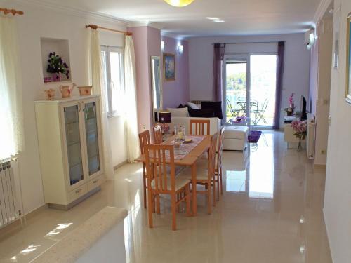 Apartment Siesta - Two-Bedroom Apartment with Balcony and Sea View