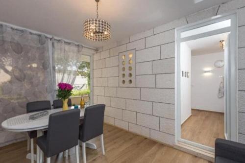 Apartment Hitri - One Bedroom Apartment with Terrace and Garden View
