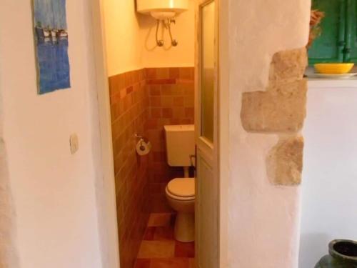 une petite salle de bain avec toilettes et lavabo dans l'établissement Lavender Cottage-Two Bedroom Holiday Cottage with Terrace, à Trpanj