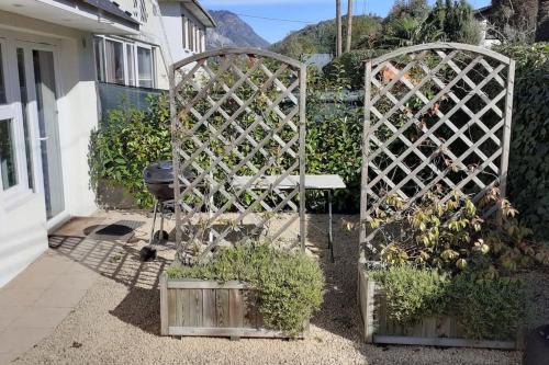 un jardin avec un portail et quelques plantes dans l'établissement studio situé à Argeles gazost proche de gavarnie, à Argelès-Gazost