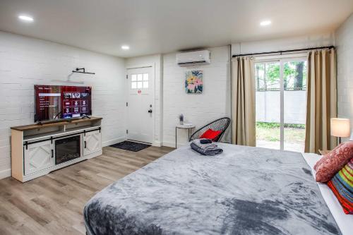 Un dormitorio con una cama grande y una chimenea. en Newly Renovated Bright Studio, en Rochester