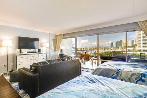 Honolulu Studio with Ocean View Parking Included!_2