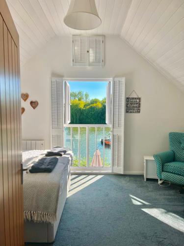Ruang duduk di Nola Lodge