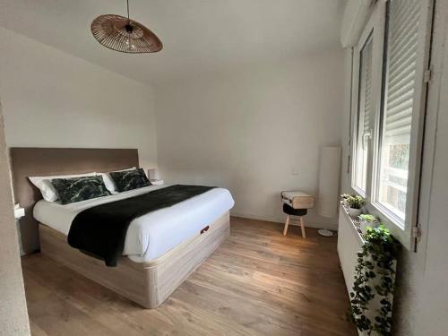 une chambre avec un grand lit dans une pièce blanche dans l'établissement CASA NINA FURIANI CORSE Appartement en résidence, à Paterno