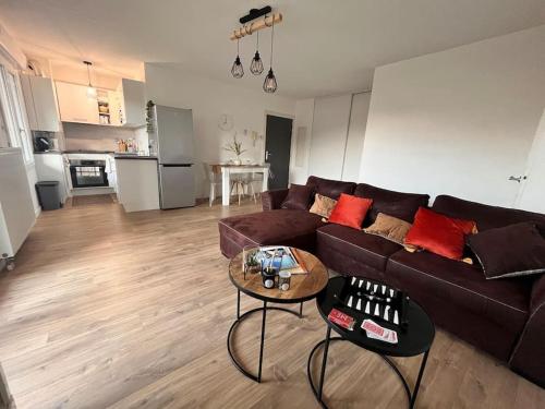 un salon avec un canapé marron et une table dans l'établissement CASA NINA FURIANI CORSE Appartement en résidence, à Paterno