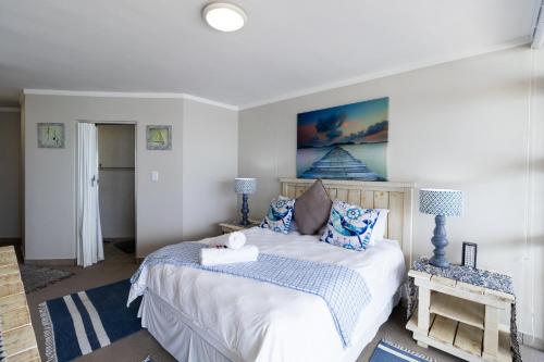 Un dormitorio con una cama y un cuadro en la pared. en Blakes Terrace 903, en Strand