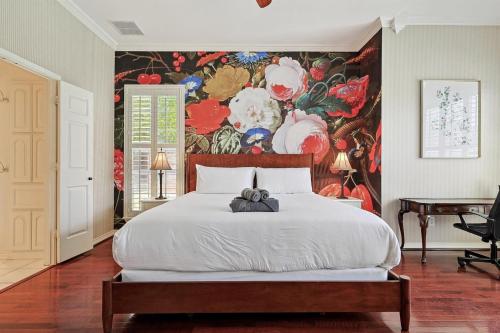 une chambre avec un grand lit avec un tableau au mur dans l'établissement Elegant & Luxurious 4BD Living w Pool Patio BBQ, à Plano