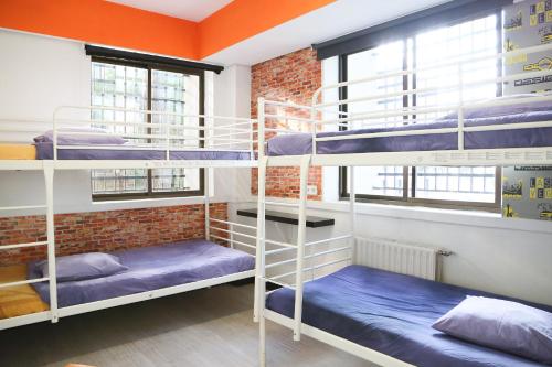 Двухъярусная кровать или двухъярусные кровати в номере Hostels Meetingpoint