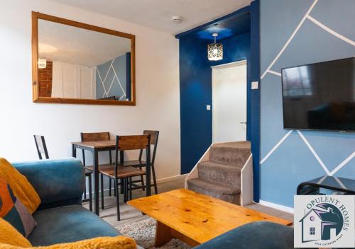 a living room with a couch and a table at Reading 4BR Townhouse - Contractor Stay & Free Parking in Reading