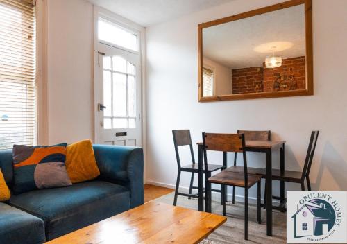 a living room with a couch and a table and a mirror at Reading 4BR Townhouse - Contractor Stay & Free Parking in Reading