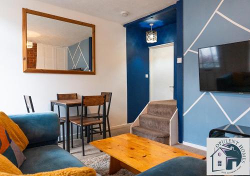 a living room with a couch and a table at Reading 4BR Townhouse - Contractor Stay & Free Parking in Reading