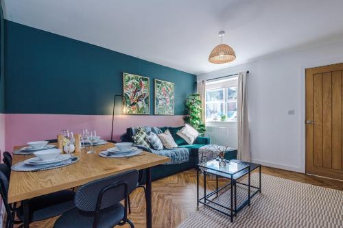 Posezení v ubytování Stylish Grimsby 3-bedroom House with Wi-Fi & Parking Sleeps 6 by PureStay