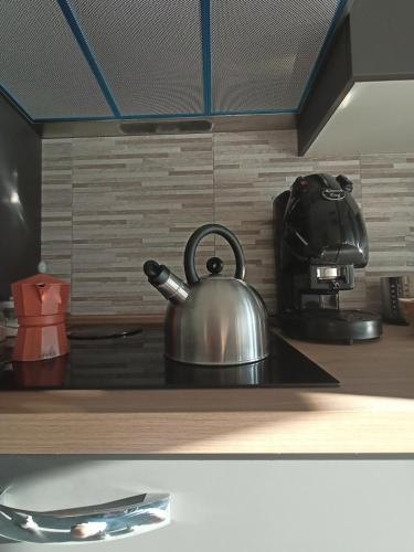 a tea kettle sitting on top of a kitchen counter at Casa Elefantino in Acilia