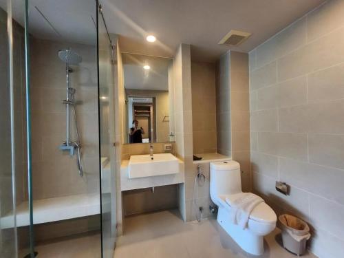 ein Badezimmer mit Toilette, Waschbecken und Dusche in der Unterkunft Veloche Karon in Karon Beach