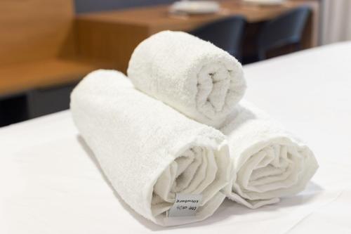 two towels sitting on top of a bed at Way Tambaú #E6 - Quádruplo deluxe por Carpediem in Tambaú