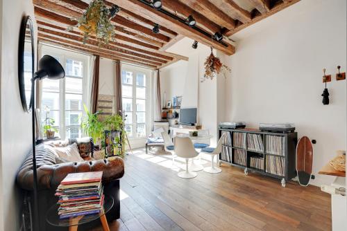 un salon avec un canapé et une table dans l'établissement Charming Apartment Saint Germain, à Paris