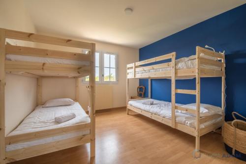 - 2 lits superposés dans un dortoir aux murs bleus dans l'établissement Maison rénovée proche mer, à Pornic