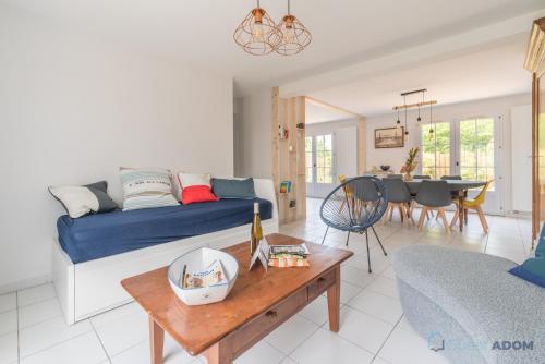 un salon avec un lit et une salle à manger dans l'établissement Maison rénovée proche mer, à Pornic