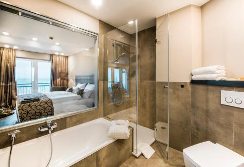 Ванна кімната в Strandhotel Luv