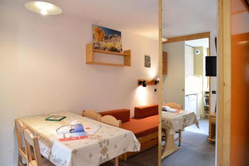 Cette chambre comprend une table et une chaise. dans l'établissement Residence 3000 - Studio pour 4 Personnes 29, à Mâcot La Plagne