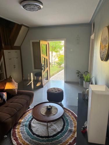 een woonkamer met een bank en een salontafel bij Hasna lodge in Ruashi