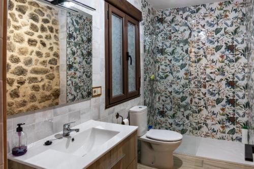 a bathroom with a sink and a toilet and a shower at Casa Rural El Mesón 9 in Fermoselle