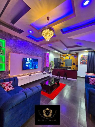 2 Bed Apartment 1 - Stylish Benin City Retreatにあるテレビまたはエンターテインメントセンター