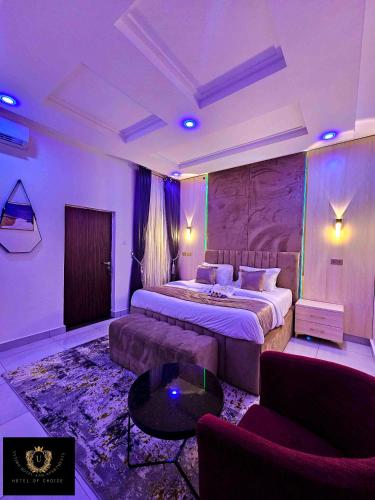 Ένα ή περισσότερα κρεβάτια σε δωμάτιο στο 2 Bed Apartment 4 - Modern Benin City Getaway