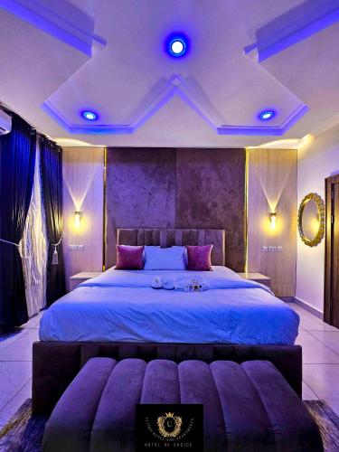Ένα ή περισσότερα κρεβάτια σε δωμάτιο στο 2 Bed Apartment 4 - Modern Benin City Getaway