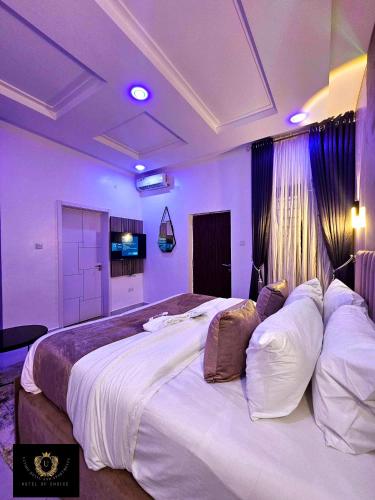 Ένα ή περισσότερα κρεβάτια σε δωμάτιο στο 2 Bed Apartment 4 - Modern Benin City Getaway