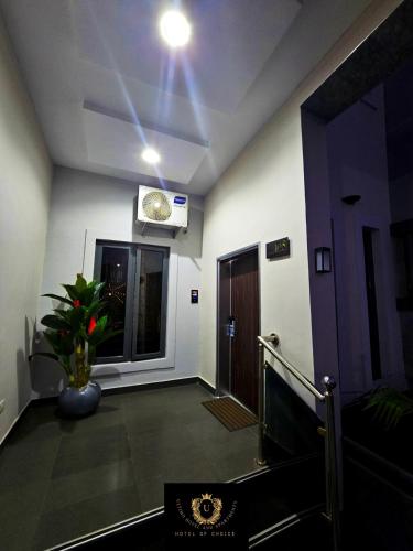 Μια τηλεόραση ή/και κέντρο ψυχαγωγίας στο 2 Bed Apartment 5 - Serene Benin City Haven