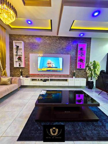 Μια τηλεόραση ή/και κέντρο ψυχαγωγίας στο 2 Bed Apartment 5 - Serene Benin City Haven