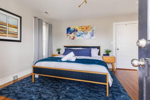 Katil atau katil-katil dalam bilik di Step into Style Charming RVA Getaway!