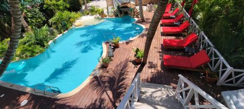 an overhead view of a pool at a resort at Caye Caulker Boutique Guesthouse 6 in Caye Caulker