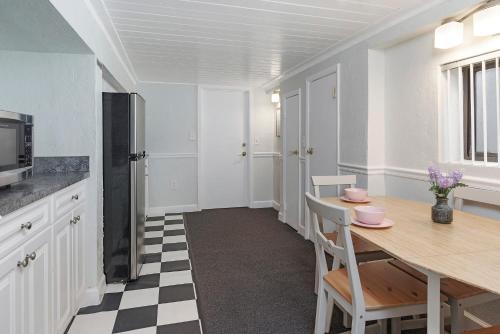Kuchyň nebo kuchyňský kout v ubytování Sabal Palms Inn