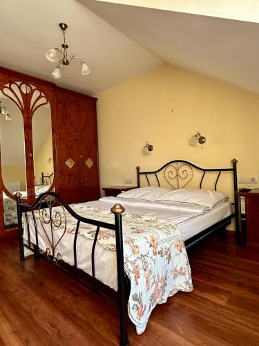 a bedroom with a large bed with white sheets at Prywatny Dom z Parkingiem Trzy Sypialnie Self check-in Faktura in Rzeszów